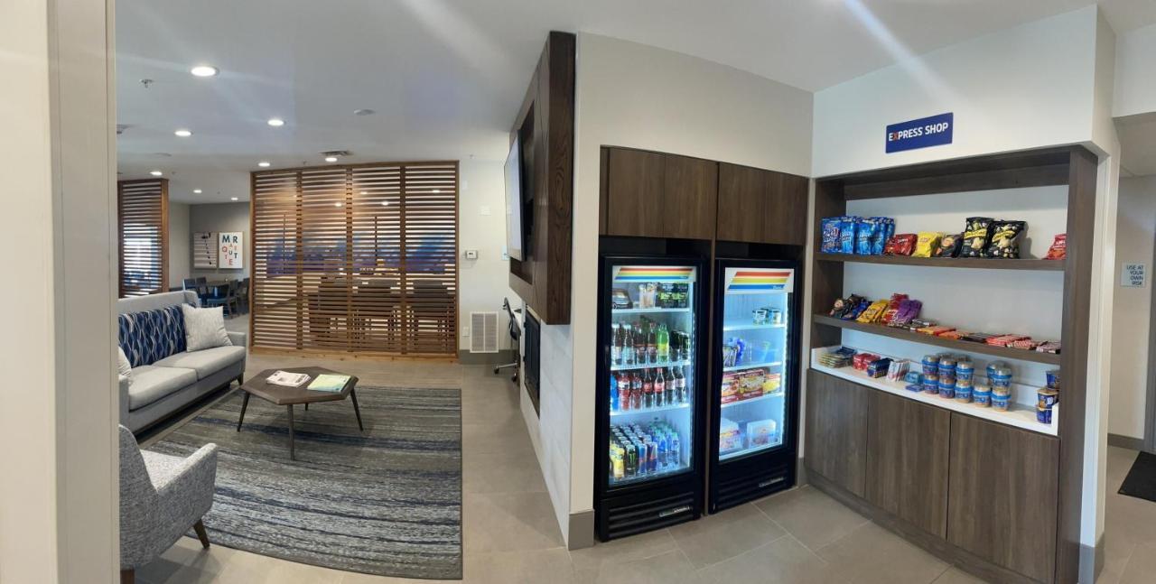 Holiday Inn Express & Suites Marquette By Ihg Esterno foto