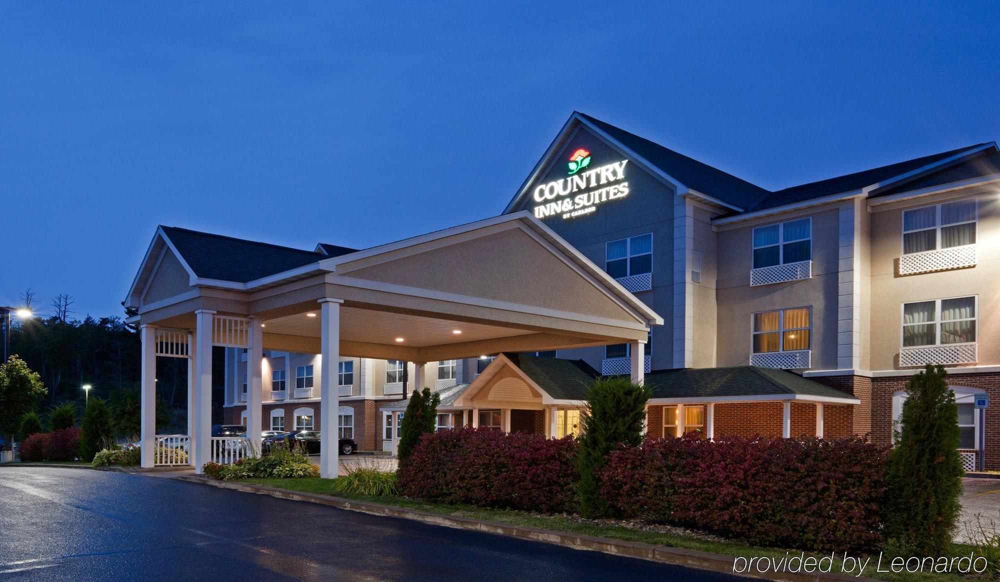 Holiday Inn Express & Suites Marquette By Ihg Esterno foto